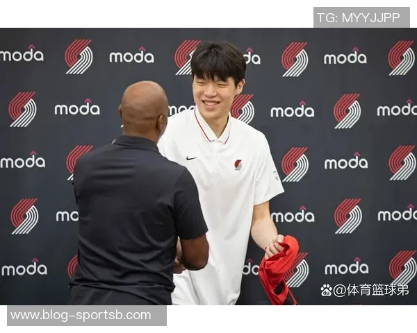 杨瀚森训练中展现神奇三分球网友称其进步显著不应被忽视